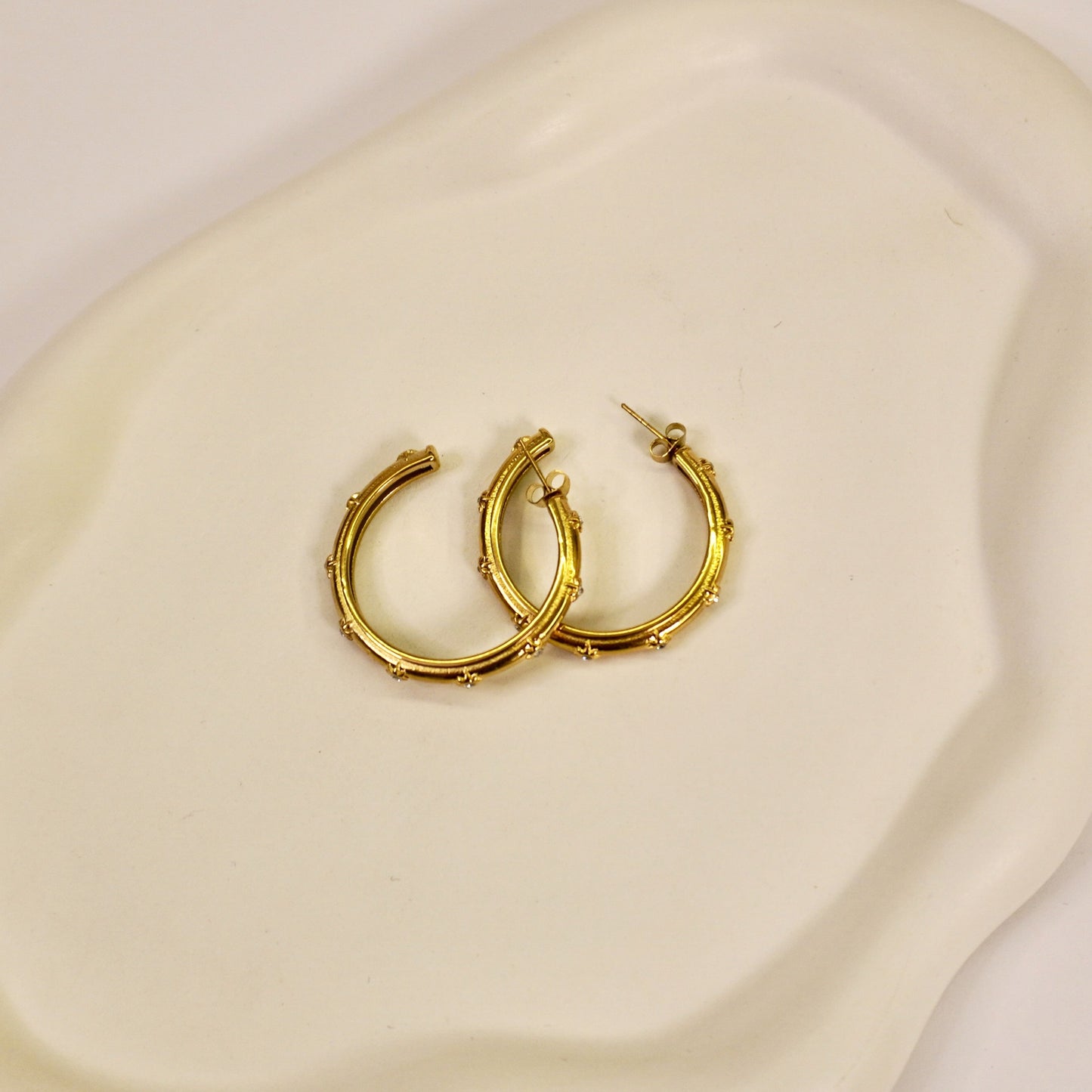 Priya studded hoops 💫