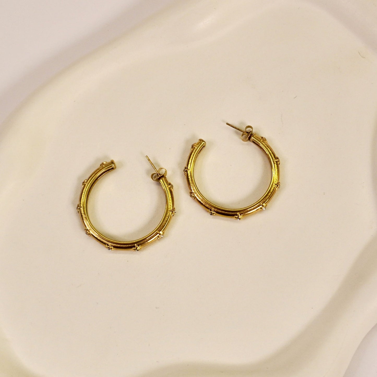 Priya studded hoops 💫
